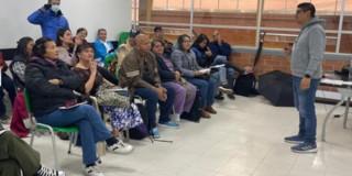 Ciudadanos en un curso - Foto: IPES