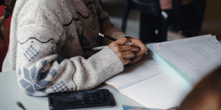 Mujer con cuadernos - Foto: Secretaría de la Mujer
