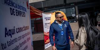 Ciudadana en feria de empleo - Foto: Secretaría Distrital de Desarrollo Económi 