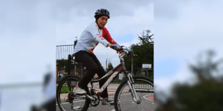 Bogotá inspira con una mujer que aprendió a montar bici a los 70 