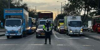 Movilidad en Bogotá y TransMilenio trancón en la calle 80 hoy viernes 