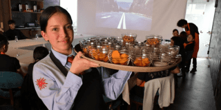 Joven mesera Foto: Secretaría de Integración Social