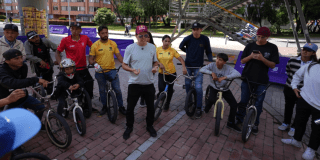 Daniel Dhers deportista BMX disfrutó la Ciclovía Alternativa en Bogotá