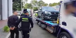 En Bogotá sorprendidos transportando un vehículo hurtado en una grúa