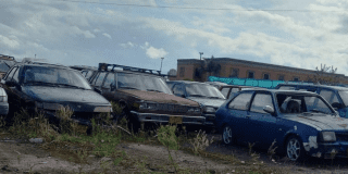 Vehículos chatarrizados que estaban abandonados en patios en Bogotá