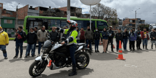 Instructor de conducción y ciudadanos Foto: Secretaría de Movilidad.