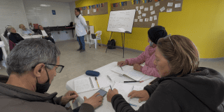 Personas mayores en Bogotá aprenden inglés en Casa de la Sabiduría