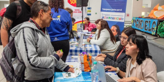 Personas en feria de empleo - Fotos: IPES