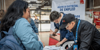 Funcionario y ciudadanos - Foto: Secretaría Distrital de Desarrollo Económico.