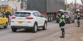 Pico y placa Bogotá viernes 15 de agosto de 2025 particulares y taxis 