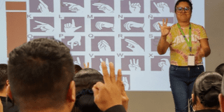 Secretaría de Planeación capacita a sus vigilantes en lengua de señas