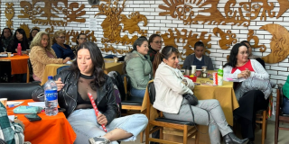 Imagen de un grupo de personas en una reunión