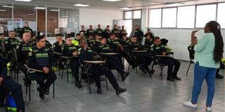 150 policías en Bogotá recibiendo una sensibilización sobre grupos étnicos 