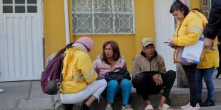Foto encuestadoras entrevistando a familias residentes en Pagadiarios en Bogotá