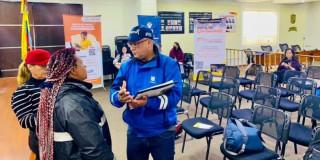 Funcionarios hablando con ciudadanos - Foto: Secretaría Distrital de Desarrollo