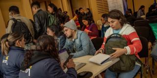 Hombres y mujeres recibiendo asesoría durante unas de las Ferias de Empleo de 'Talento Capital'