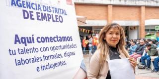 Mujer en feria de empleo
