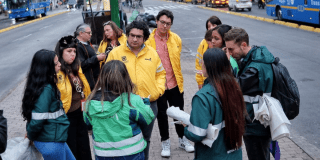 Imagen del secretario de Integración Social junto con otros funcionarios del Distrito en la Carrera décima.