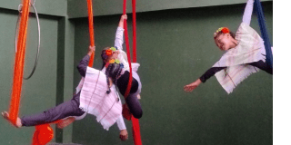 Imagen de dos artistas de circo haciendo malabares. 