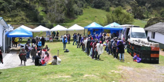 Imagen de un espacio abierto con gente haciendo fila durante la semana de hábitos saludables.