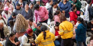 Imagen de grupo de personas recibiendo atención por parte de funcionarios de Integración Social.