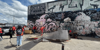 Fotografía de operarios levantando basura en Bogotá 