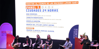 Imagen en el Foro El Tiempo de las Mujeres; tercer panel Ciudades 24 horas.