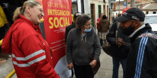 Imagen de personas entrando al nuevo comedor comunitario del barrio Las Cruces.