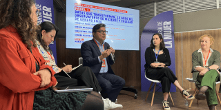 Fotografía del secretario de Salud en el Foro Internacional El Tiempo de las Mujeres