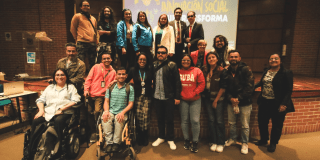 Imagen de ciudadanos en condición de discapacidad junto con funcionarios en el Foro Distrital de Discapacidad.