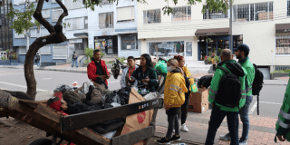 Imagen de funcionarios del distrito hablando con habitantes de calle