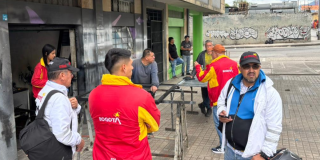 Fotos de funcionarios del Distrito en inspección de establecimientos.