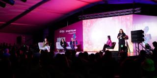 Imagen de un escenario en el que hablan varias personas