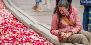 Canto del río acción que cubrió de flores el Eje Ambiental en Bogotá