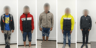 La foto de cinco hombres capturados luego de asalto a droguería en Bogotá