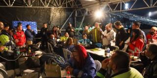 Grupo de personas de entidades distritales reunidas en un Puesto de Mando Unificado