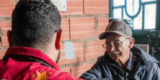 Imagen de un funcionario público con una persona