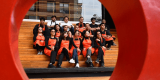 Imagen de estudiantes de la Academia Ñam sentados.