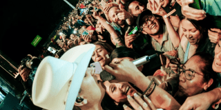 Imagen de personas disfrutando del Festival Popular al Parque frente al cantante Pipe Bueno