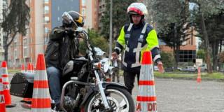 Motociclista con instructor foto: Secretaría de Movilidad
