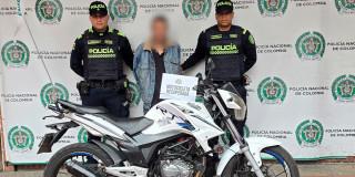 Foto de un detenido con la motocicleta que pretendía hurtar al suroriente de Bogotá