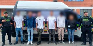 Detenidos seis hombres por hurtar a ciudadano en TransMilenio en Bogotá