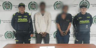 La foto de dos hombres capturados cuando hurtaban una vivienda en Bogotá