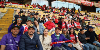 Fotografía de familias de Sumapaz por primera vez en el estadio 