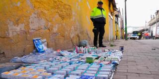 Foto de Policía con los medicamentos incautados 