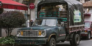 Imagen de vehículo de transporte de carga en Bogotá.