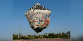 Imagen de globo de colores enorge duspendido en el cielo del parque de Los Novios en Bogotá