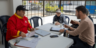 Imagen de un ciudadano inscribiéndose en los Presupuestos Participativos. 