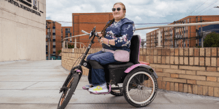 En la foto una mujer con discapacidad motriz