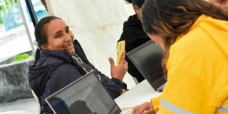 Imagen de mujer recibiendo atención por parte de una funcionaria de Integración Social.